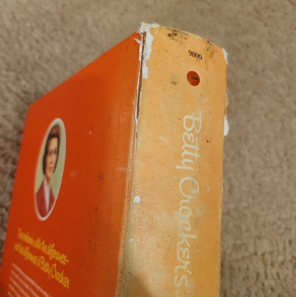 VINTAGE Betty Crocker Cookbook Binder (1974) - Picture 4 of 16